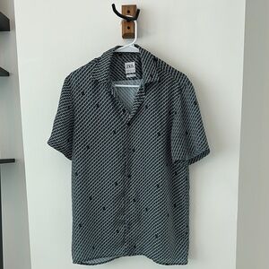 Zara Blue and White Casual Button Down Shirt with Relaxed Fit